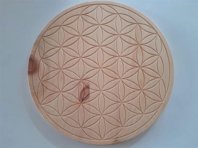 Beispiel: auf die Maserung, Äste und kleine Ausreißer in der Fräsung haben wir keinen Einfluss. Das ist materialbedingt durch den Jahrringverlauf und Wirbel normal!