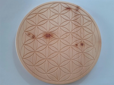 Beispiel: auf die Maserung, Äste und kleine Ausreißer in der Fräsung haben wir keinen Einfluss. Das ist materialbedingt durch den Jahrringverlauf und Wirbel normal!