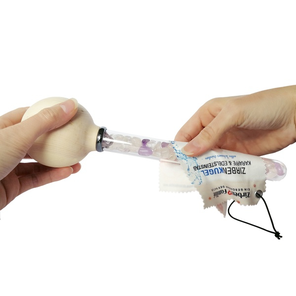 ZirbenFamilie-ZirbenKugel-EdelsteinStab mit sehr lebendiger Optik (ohne Wasserkaraffe)