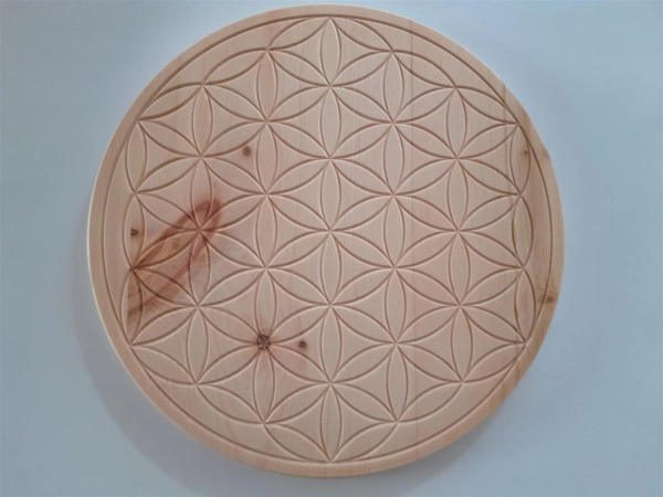 Beispiel: auf die Maserung, Äste und kleine Ausreißer in der Fräsung haben wir keinen Einfluss. Das ist materialbedingt durch den Jahrringverlauf und Wirbel normal!