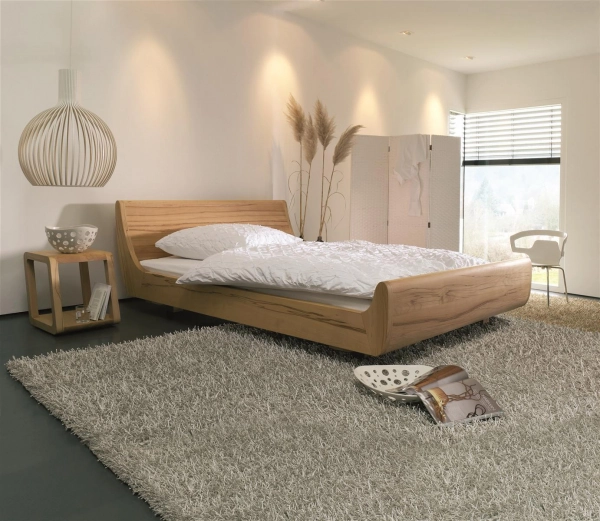 Massivholzbett "MOLA" mit Rückenlehne aus Kernbuche mit natur geölter Oberfläche (Ausstellungsware)